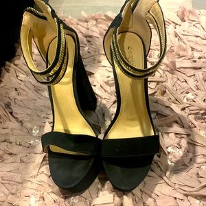 I am selling these high heels. They don’t fit me anymore.